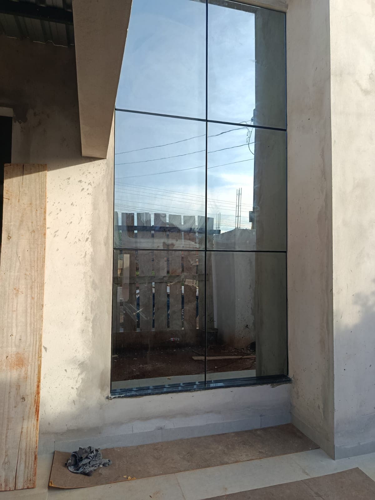 Esquadria de alumínio sob medida instalada, com amplo vidro fixo