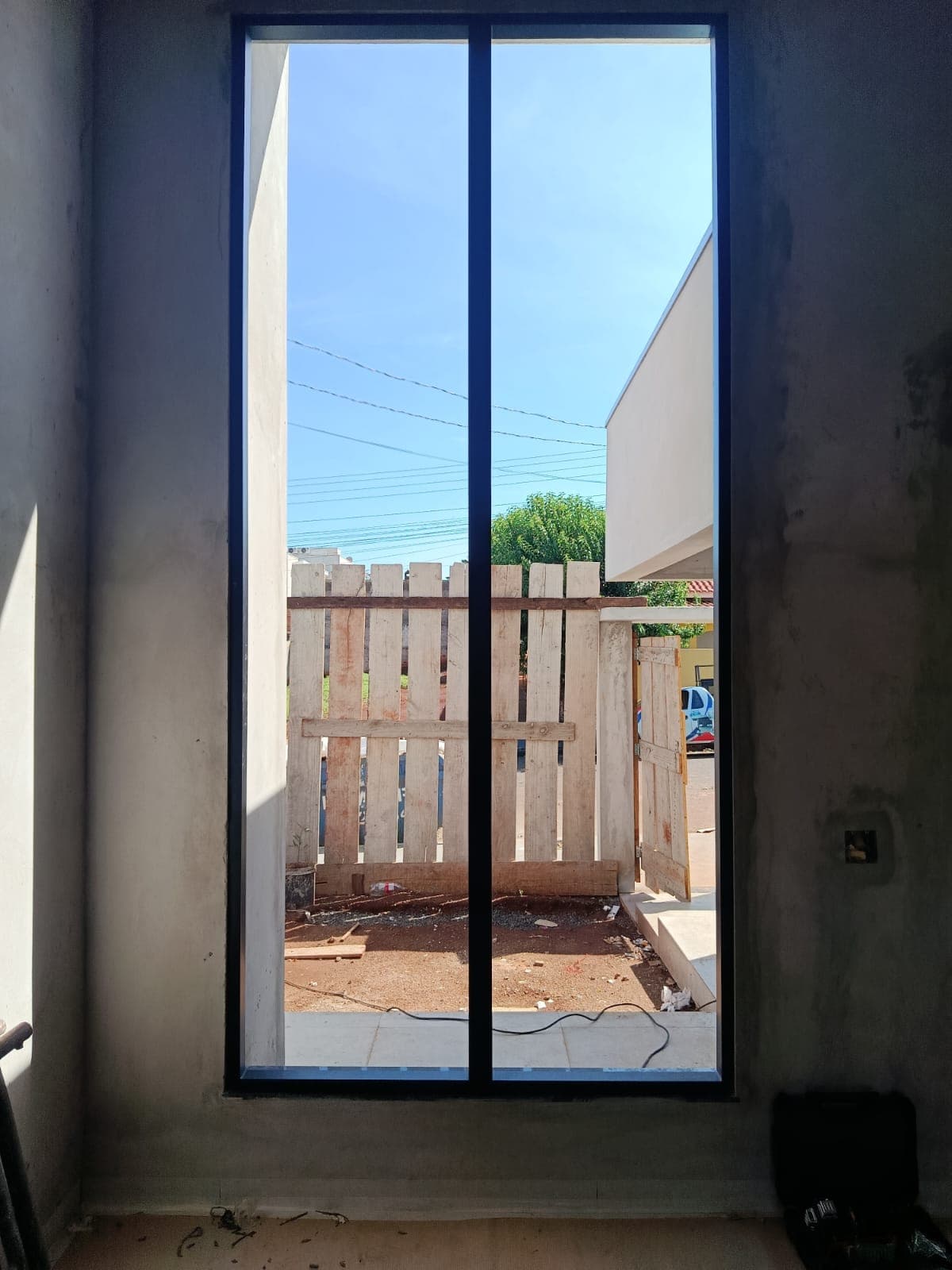 Fechamento em vidro e alumínio com vista externa