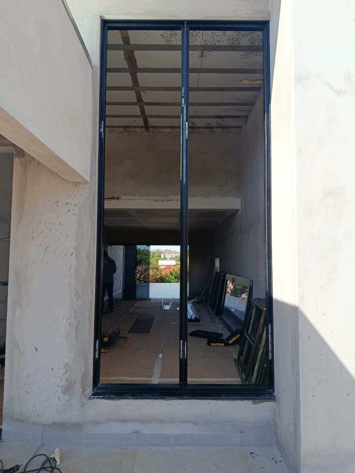 Esquadria de alumínio sob medida instalada em residência