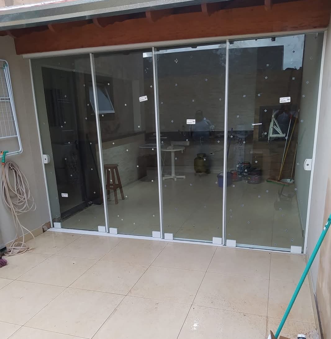 Janela ampla em esquadria de alumínio com vidro temperado
