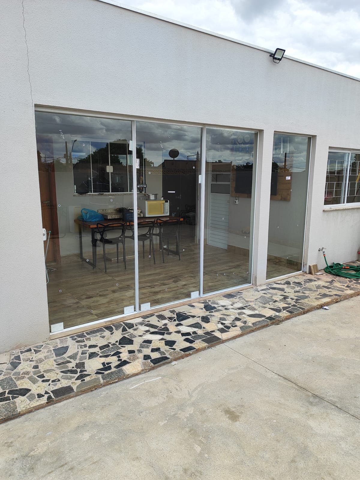 Fechamento em vidro e alumínio com vista externa